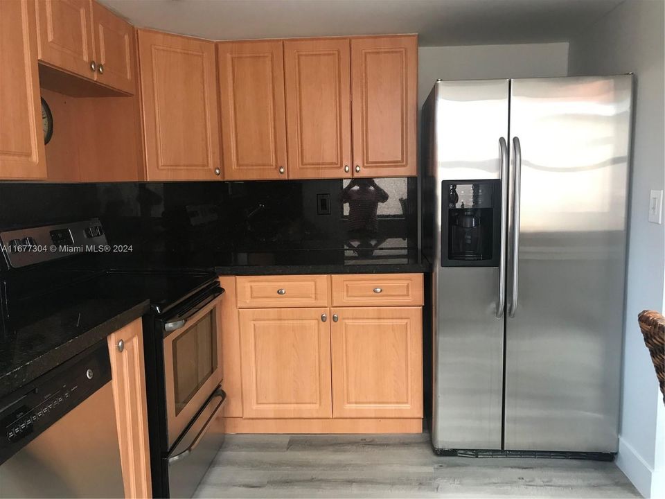 For Rent: $2,400 (2 beds, 2 baths, 965 Square Feet)