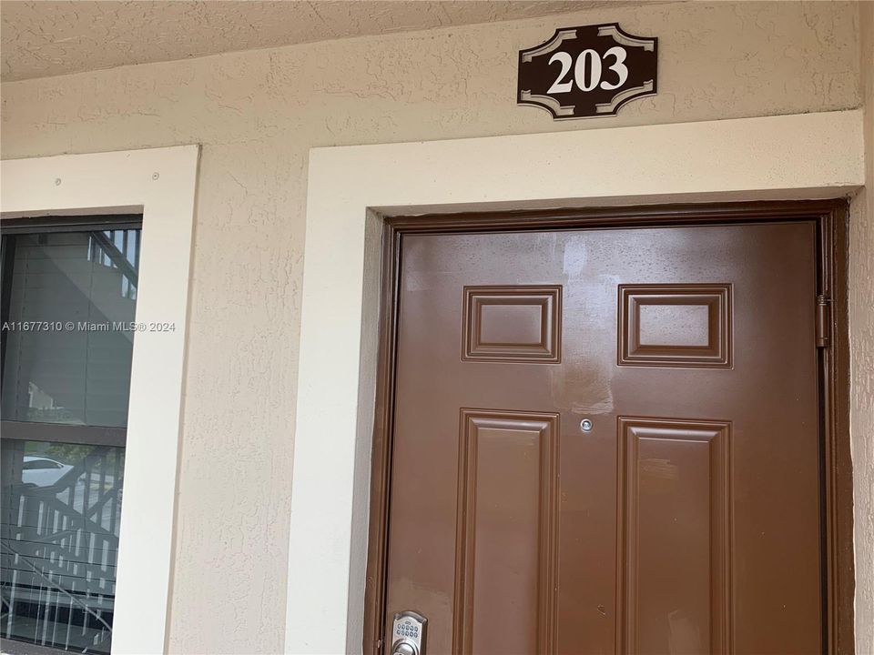 For Rent: $2,300 (2 beds, 2 baths, 817 Square Feet)