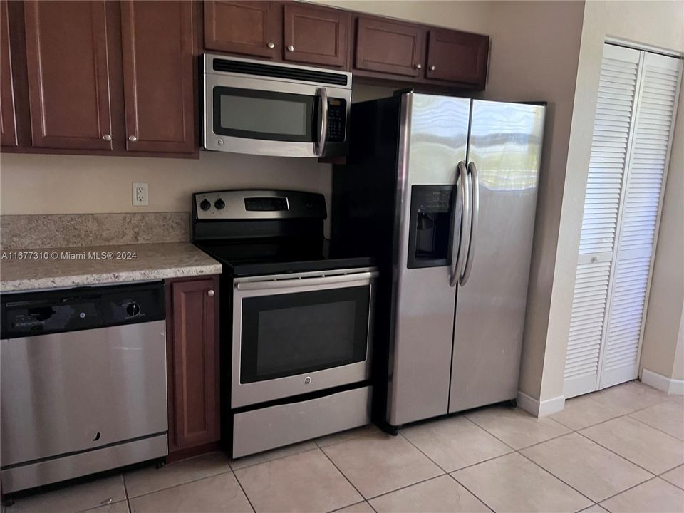 For Rent: $2,300 (2 beds, 2 baths, 817 Square Feet)