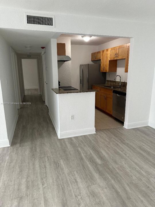 For Rent: $2,300 (3 beds, 2 baths, 994 Square Feet)