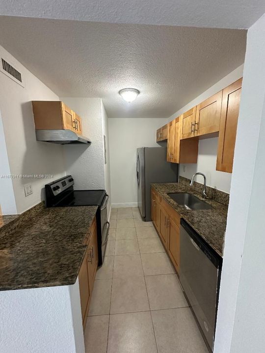 For Rent: $2,300 (3 beds, 2 baths, 994 Square Feet)