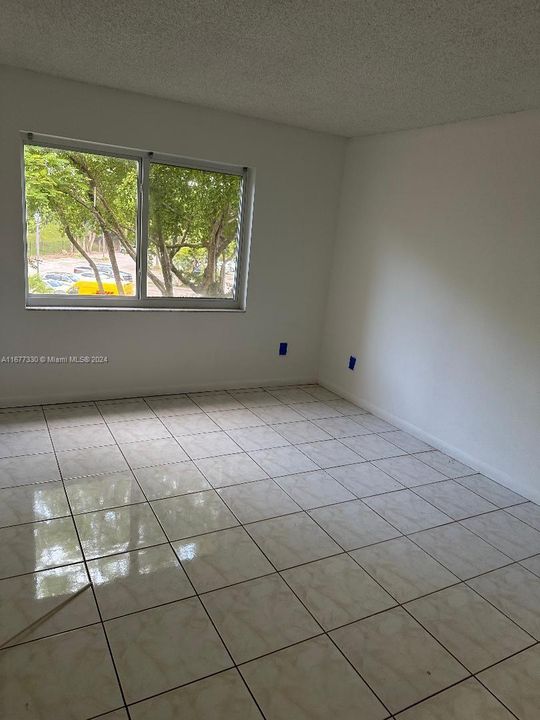 For Rent: $1,850 (1 beds, 1 baths, 712 Square Feet)