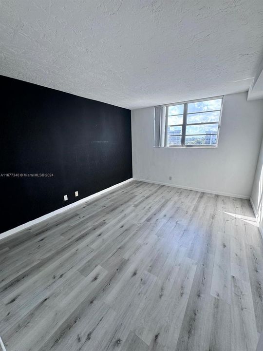 For Rent: $2,250 (1 beds, 1 baths, 906 Square Feet)