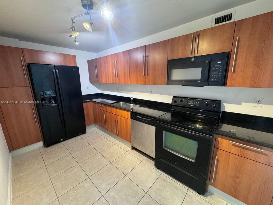 For Rent: $2,250 (1 beds, 1 baths, 906 Square Feet)