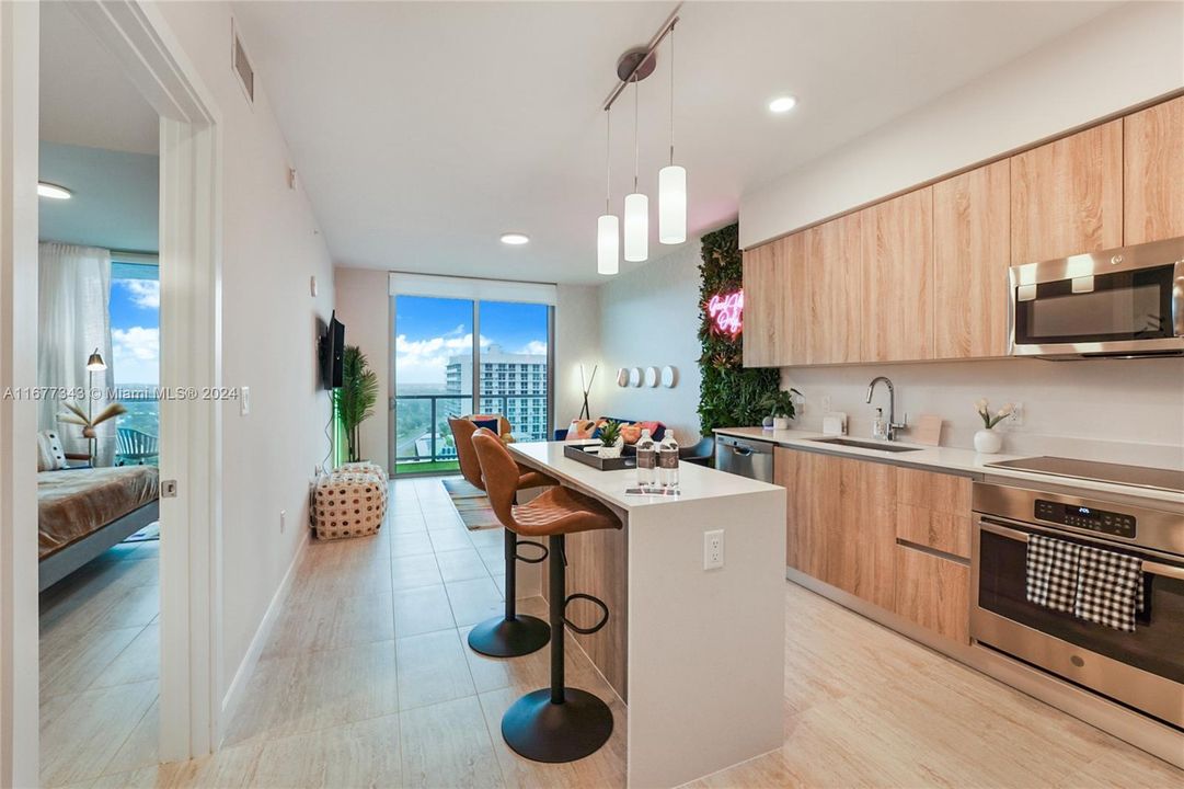 For Sale: $580,000 (1 beds, 1 baths, 636 Square Feet)