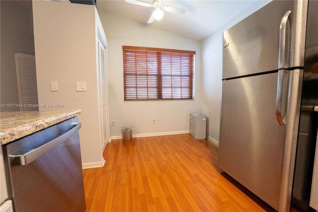 For Sale: $328,000 (2 beds, 2 baths, 1000 Square Feet)