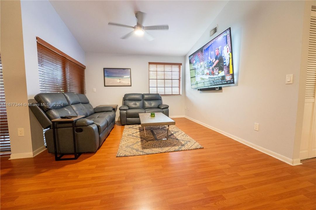 For Sale: $328,000 (2 beds, 2 baths, 1000 Square Feet)