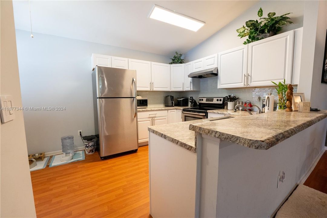 For Sale: $328,000 (2 beds, 2 baths, 1000 Square Feet)