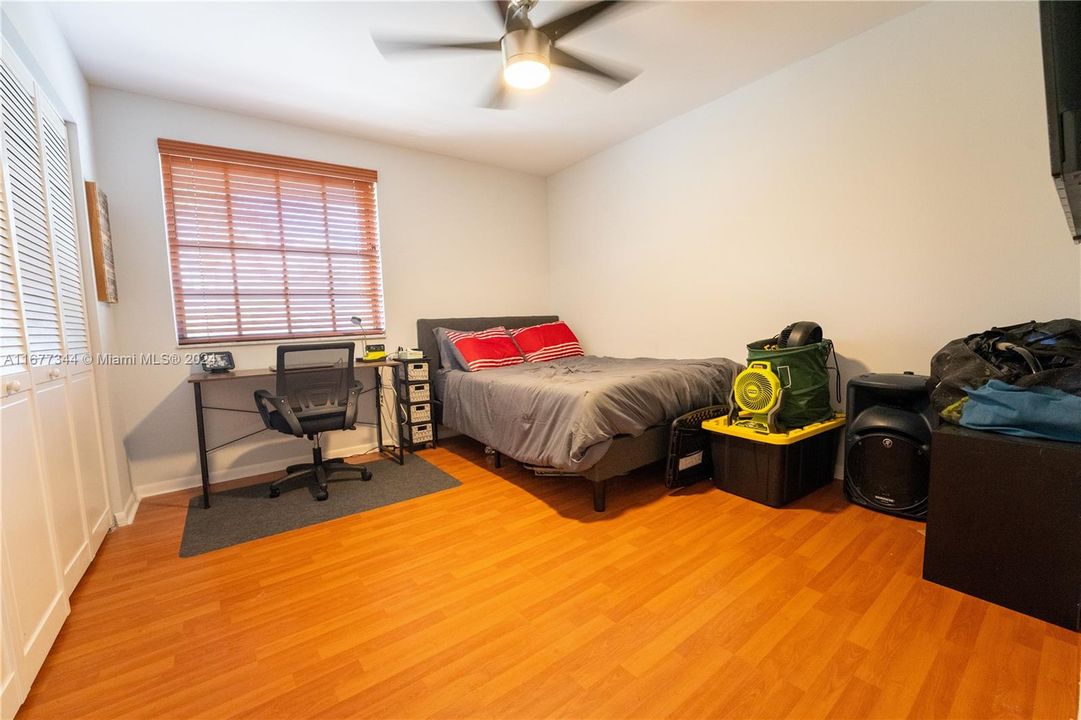 For Sale: $328,000 (2 beds, 2 baths, 1000 Square Feet)