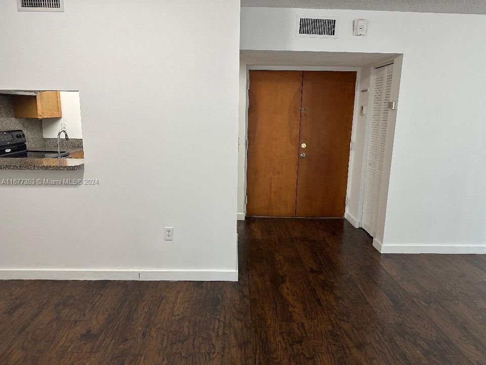 For Rent: $2,200 (2 beds, 2 baths, 898 Square Feet)