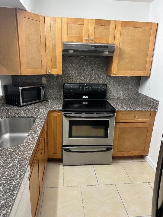 For Rent: $2,200 (2 beds, 2 baths, 898 Square Feet)