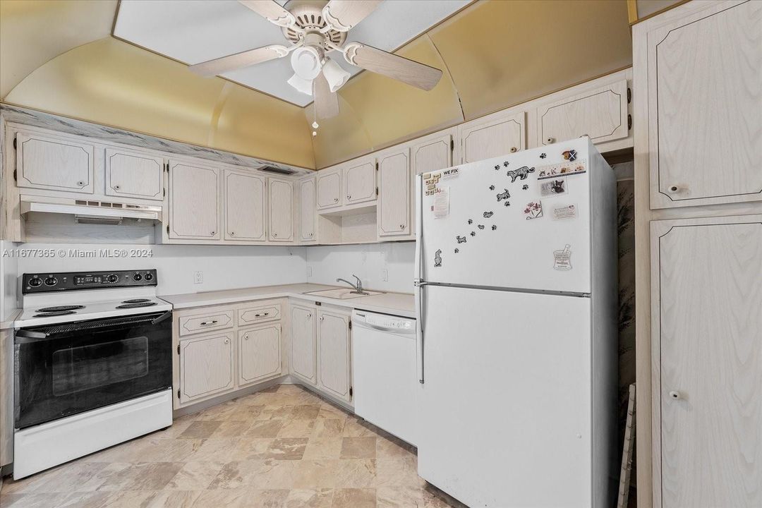 For Sale: $270,000 (2 beds, 2 baths, 1143 Square Feet)