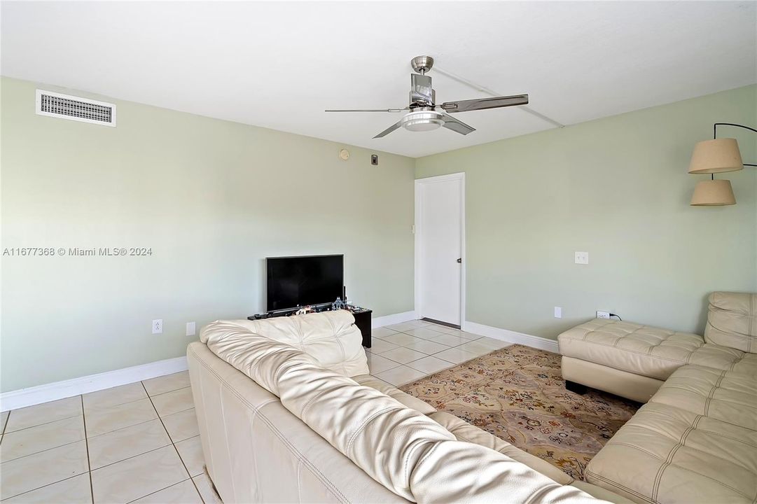 For Sale: $365,000 (2 beds, 1 baths, 1084 Square Feet)