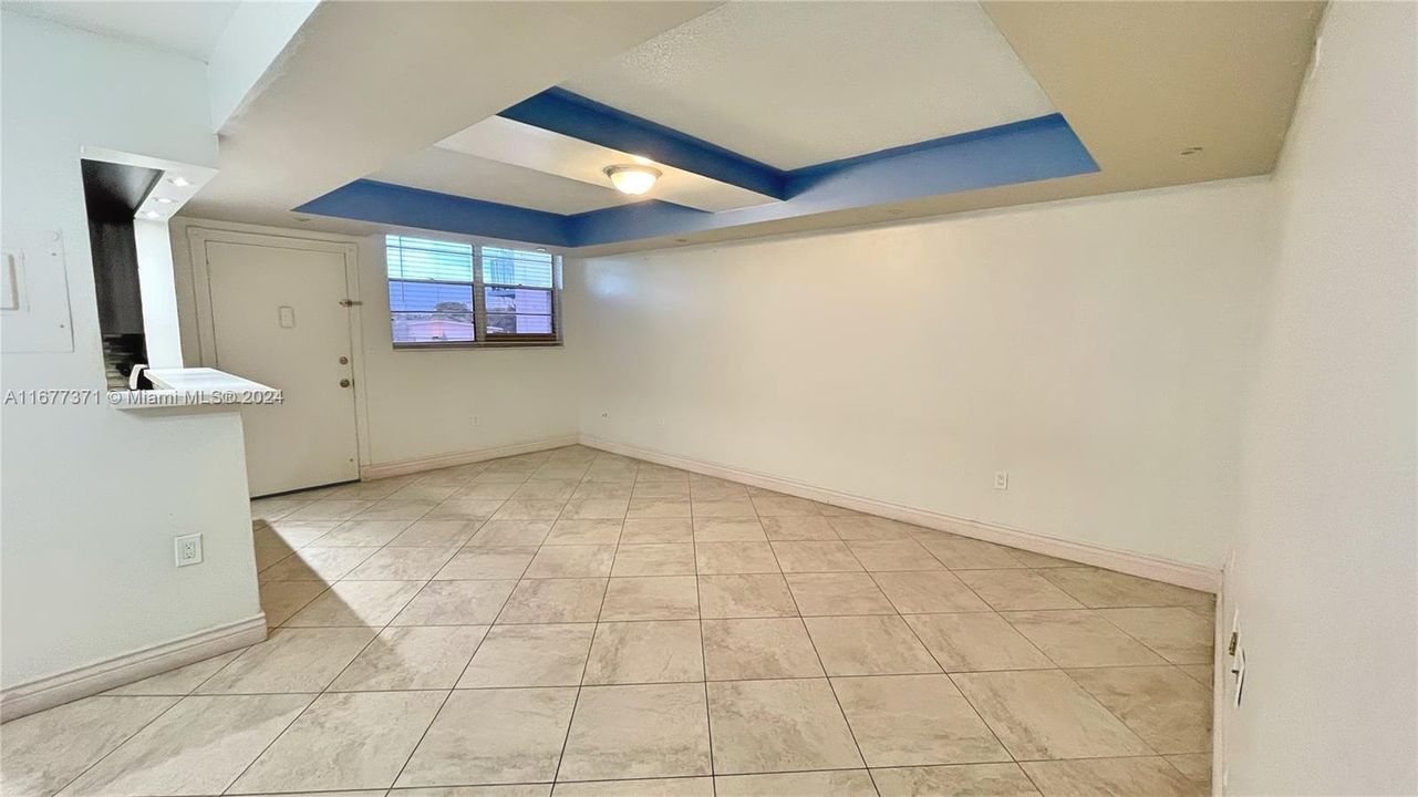 For Sale: $148,000 (1 beds, 1 baths, 725 Square Feet)