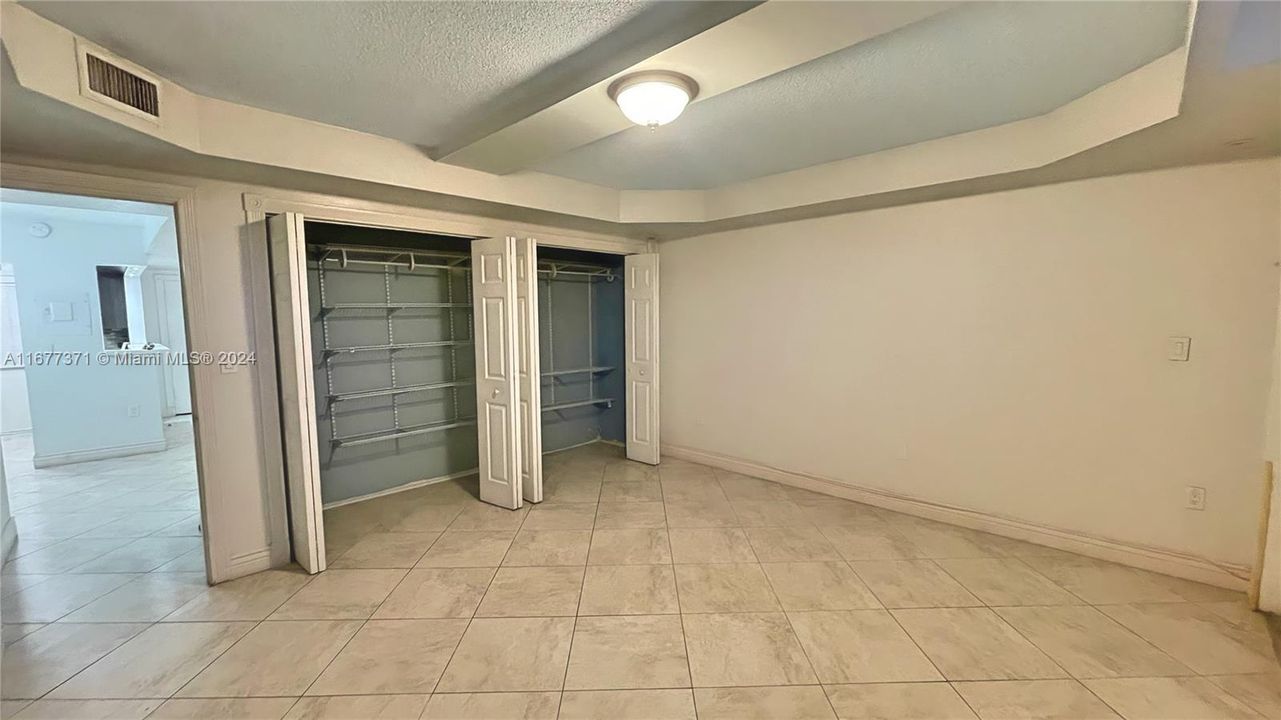 For Sale: $148,000 (1 beds, 1 baths, 725 Square Feet)