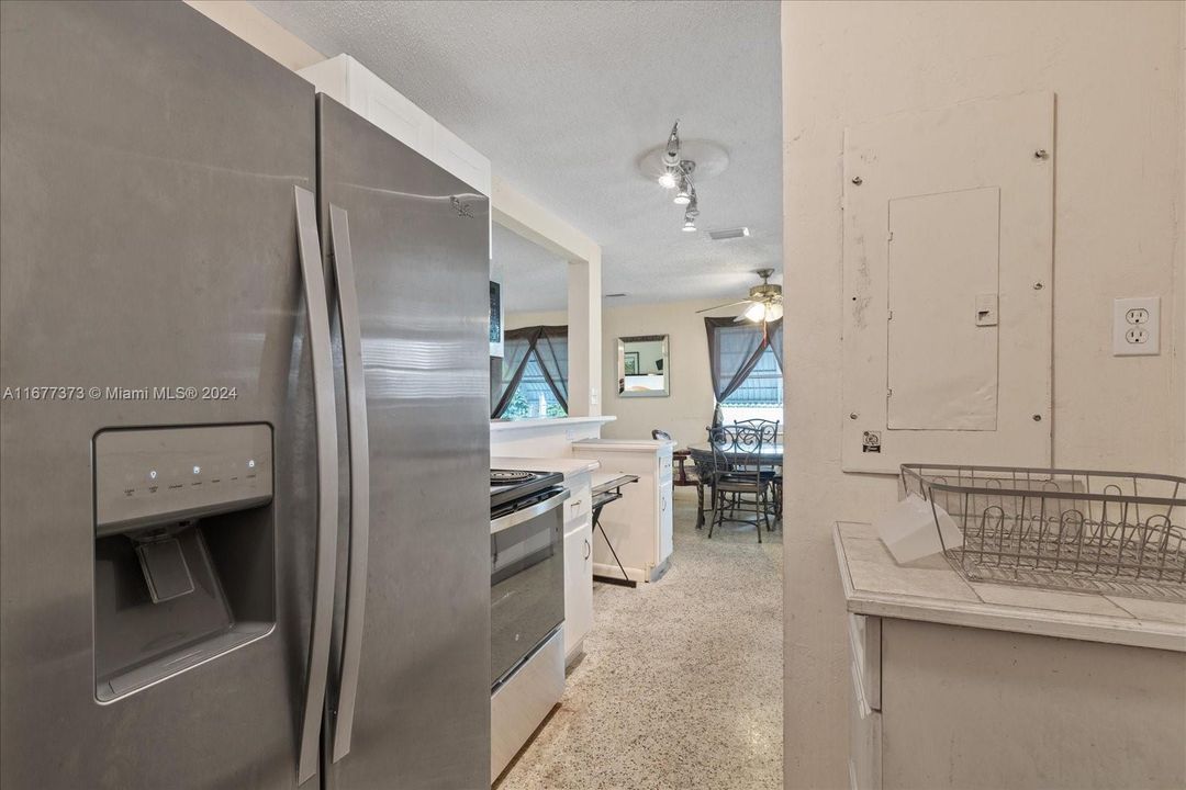 For Sale: $695,000 (2 beds, 1 baths, 1078 Square Feet)