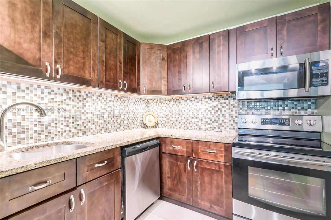 For Sale: $259,900 (1 beds, 1 baths, 845 Square Feet)