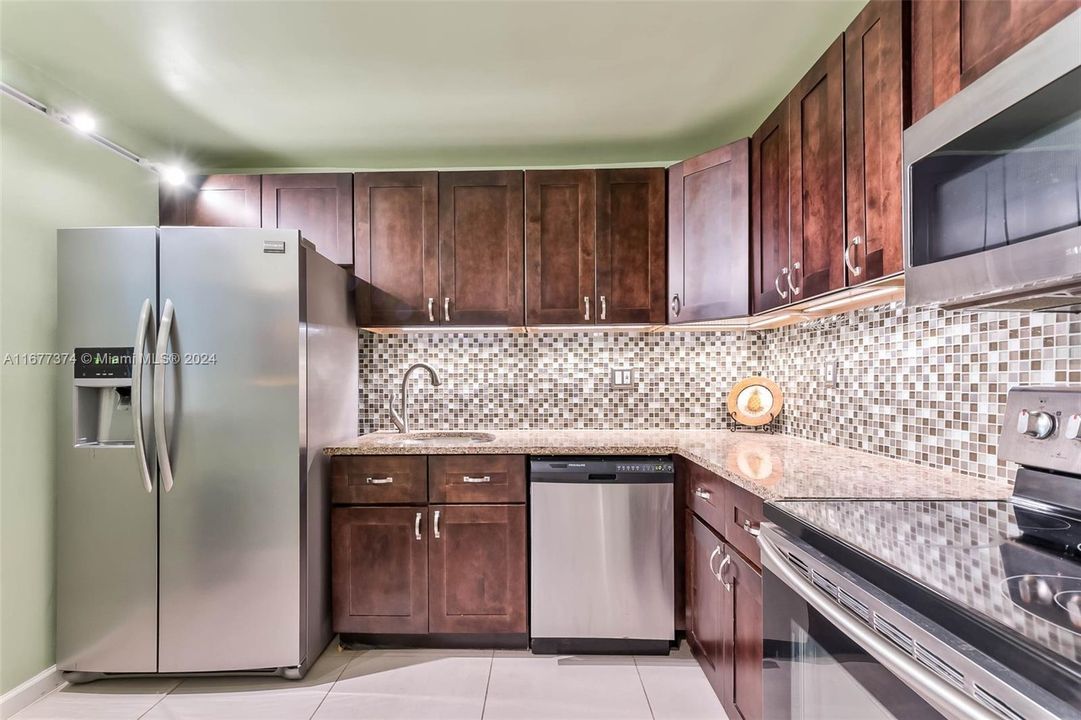 For Sale: $259,900 (1 beds, 1 baths, 845 Square Feet)