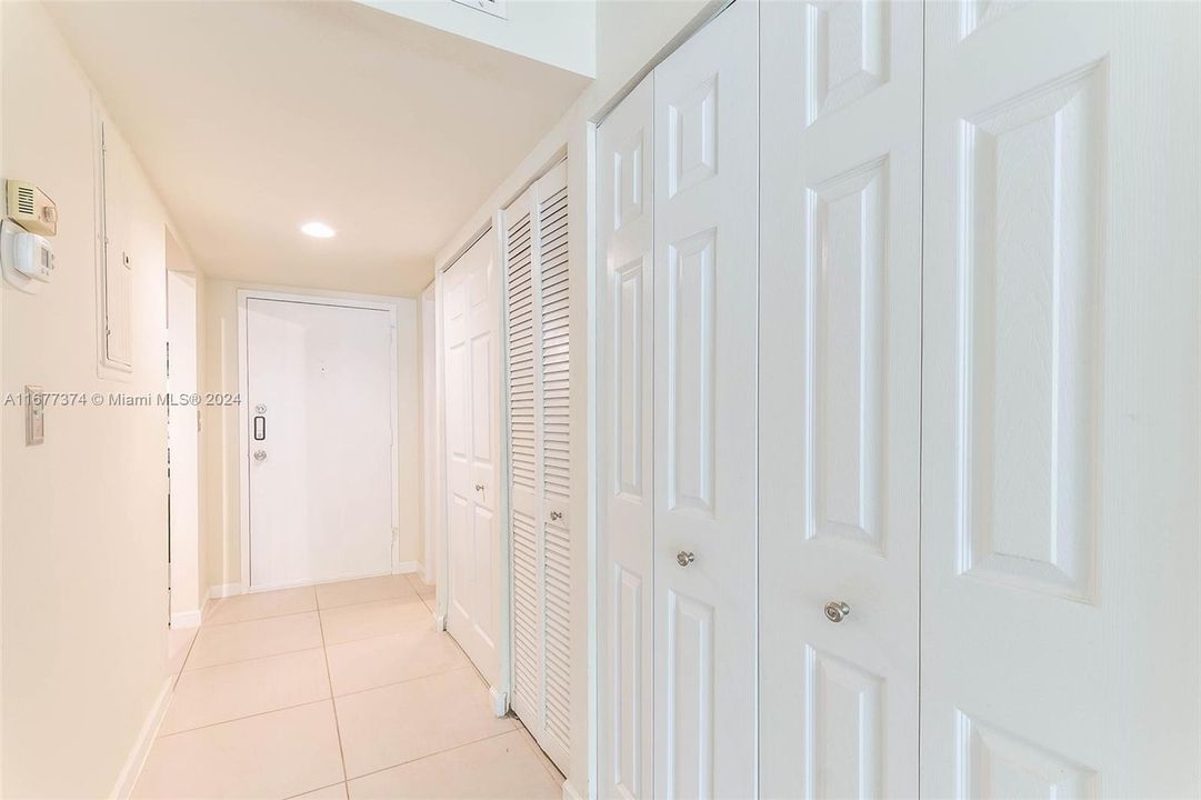 For Sale: $259,900 (1 beds, 1 baths, 845 Square Feet)