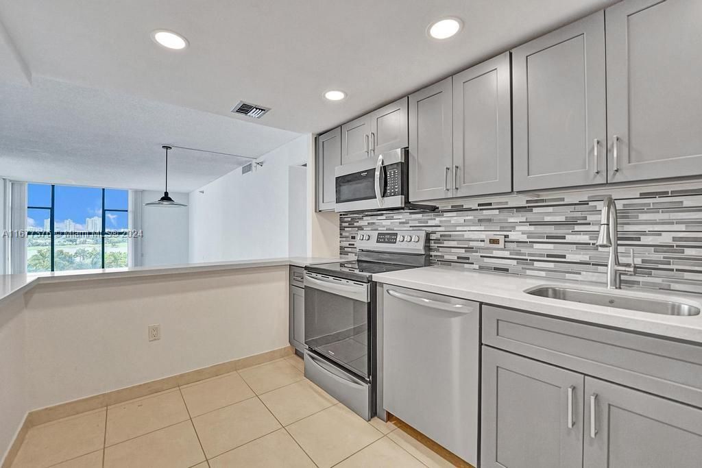 For Sale: $397,000 (2 beds, 2 baths, 1214 Square Feet)