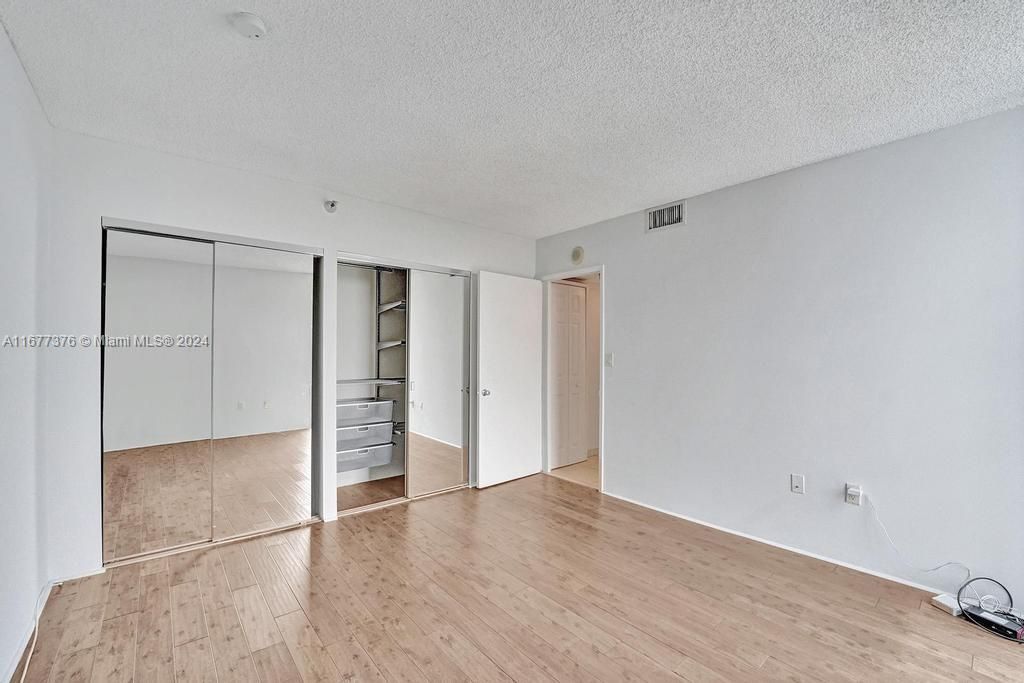 For Sale: $397,000 (2 beds, 2 baths, 1214 Square Feet)