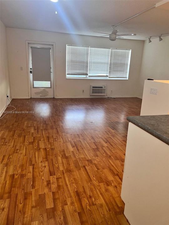 For Rent: $1,300 (1 beds, 1 baths, 646 Square Feet)