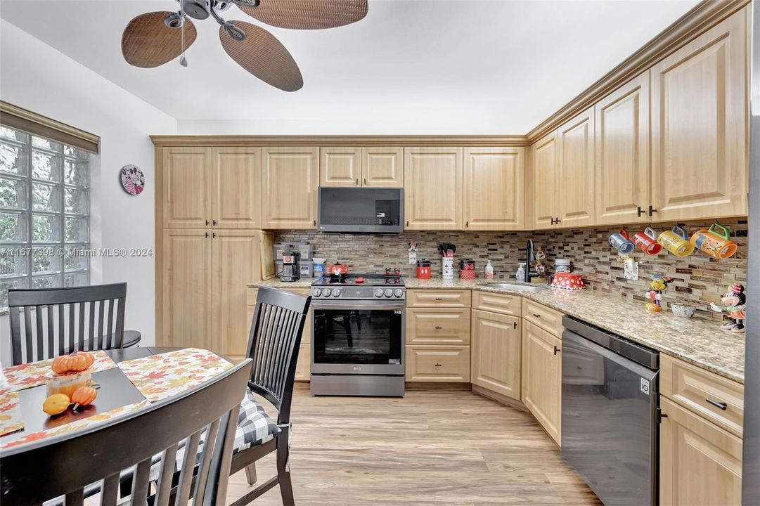 For Sale: $299,000 (2 beds, 2 baths, 1298 Square Feet)