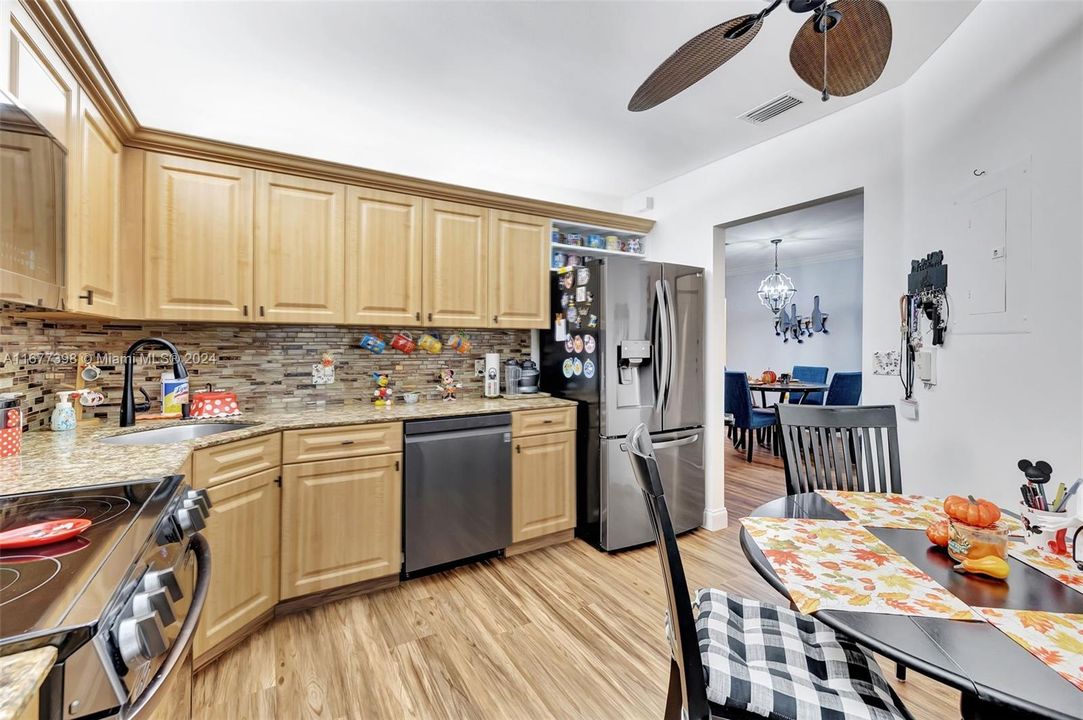 For Sale: $299,000 (2 beds, 2 baths, 1298 Square Feet)