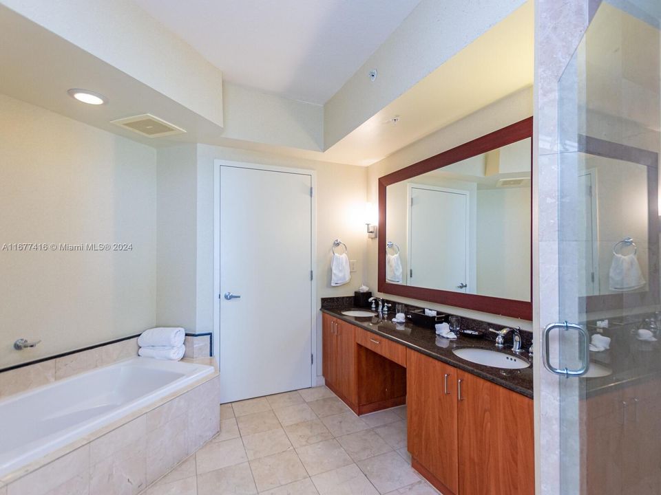 For Sale: $829,000 (1 beds, 1 baths, 1021 Square Feet)