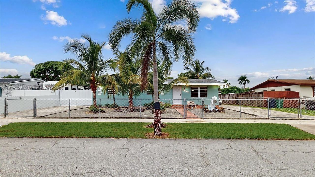 For Sale: $525,000 (4 beds, 2 baths, 1593 Square Feet)