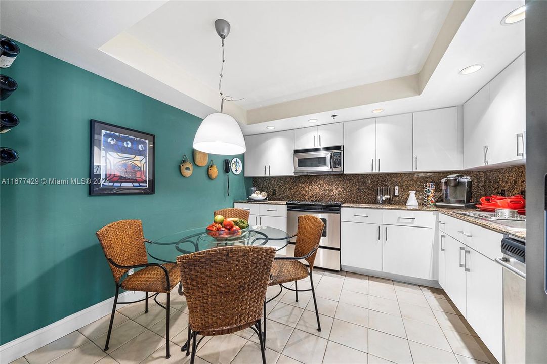 For Sale: $765,000 (2 beds, 2 baths, 1316 Square Feet)