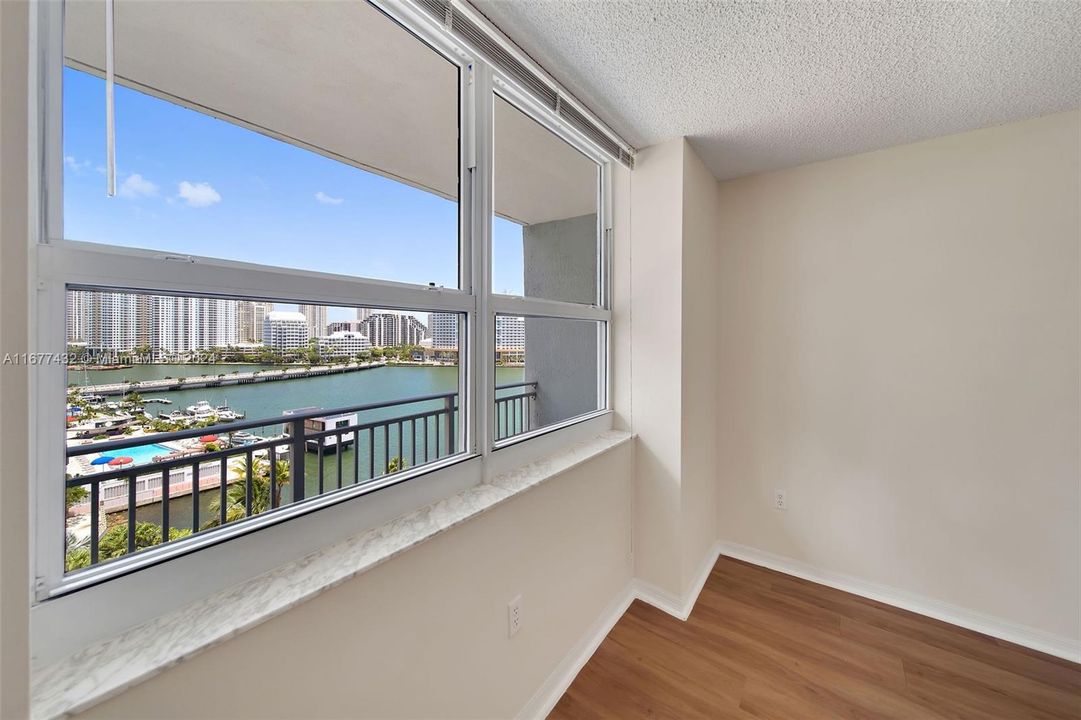 Active With Contract: $3,056 (1 beds, 1 baths, 928 Square Feet)