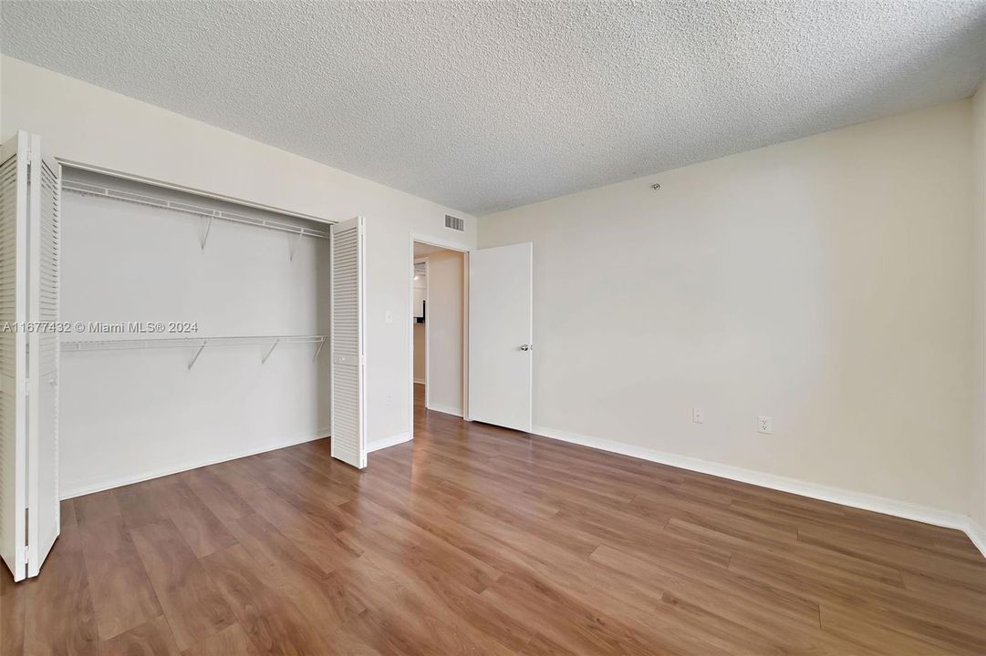 Active With Contract: $3,056 (1 beds, 1 baths, 928 Square Feet)