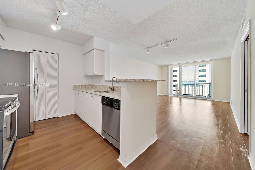 Active With Contract: $3,056 (1 beds, 1 baths, 928 Square Feet)