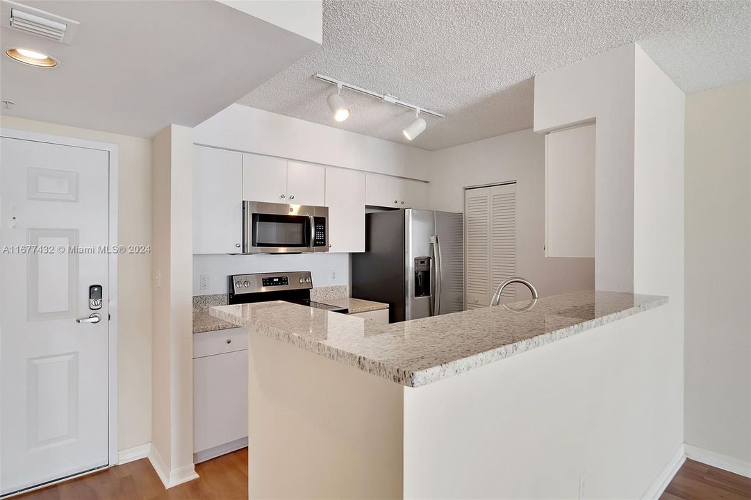 Active With Contract: $3,056 (1 beds, 1 baths, 928 Square Feet)