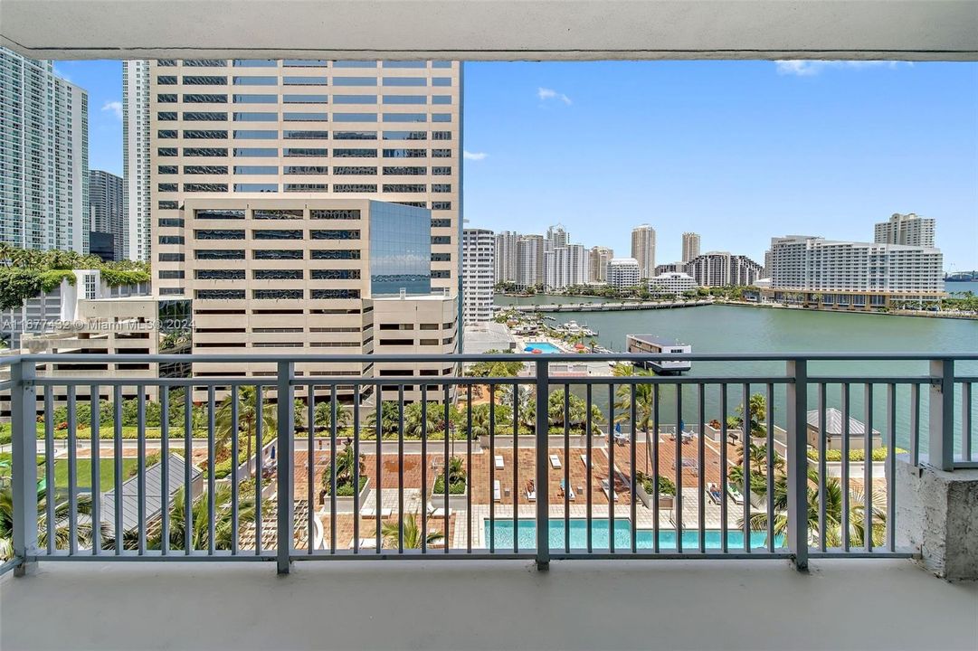 Active With Contract: $3,056 (1 beds, 1 baths, 928 Square Feet)