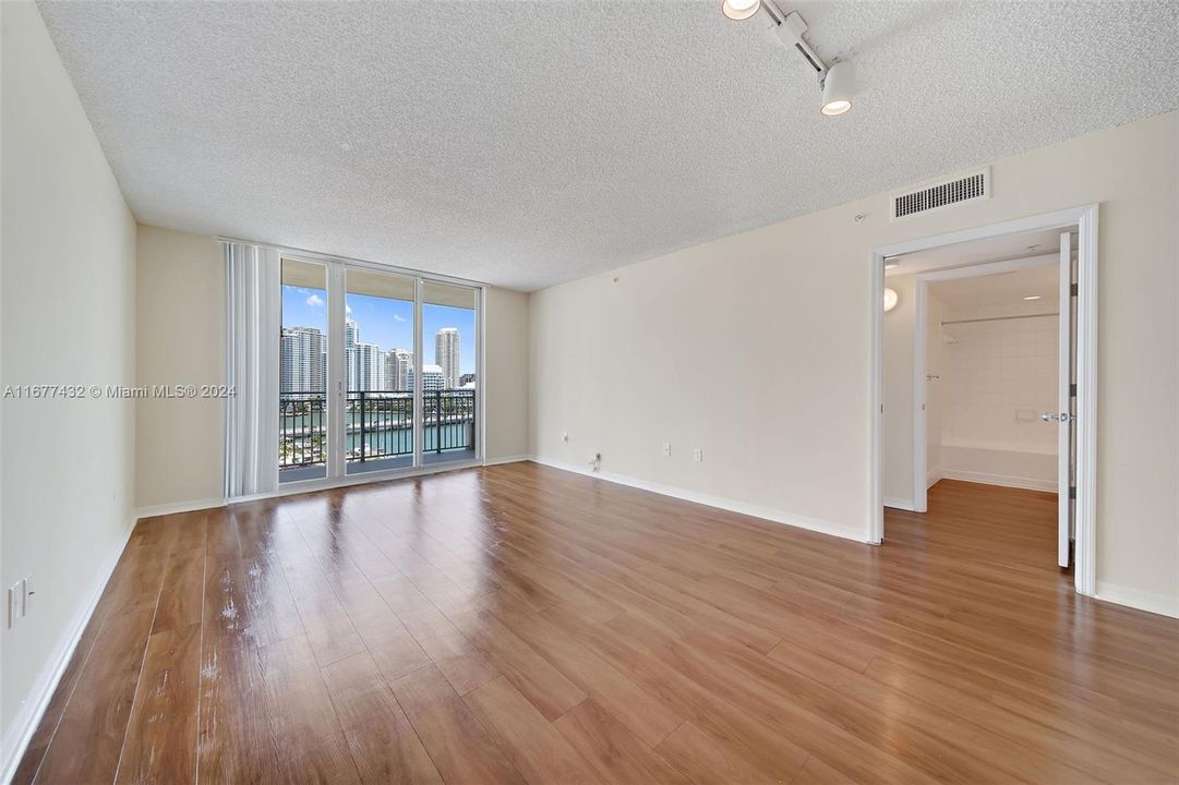 Active With Contract: $3,056 (1 beds, 1 baths, 928 Square Feet)