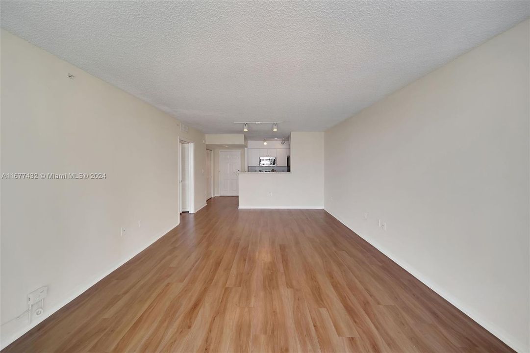 Active With Contract: $3,056 (1 beds, 1 baths, 928 Square Feet)