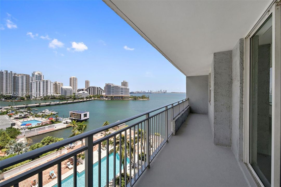 Active With Contract: $3,056 (1 beds, 1 baths, 928 Square Feet)