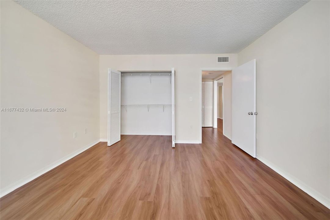 Active With Contract: $3,056 (1 beds, 1 baths, 928 Square Feet)