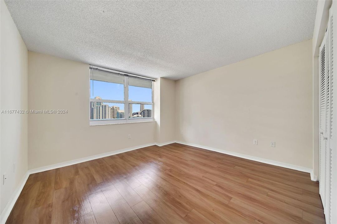 Active With Contract: $3,056 (1 beds, 1 baths, 928 Square Feet)