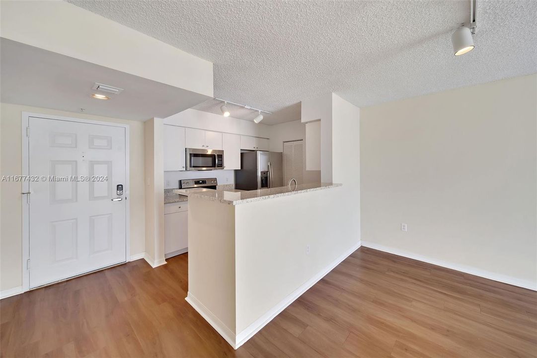 Active With Contract: $3,056 (1 beds, 1 baths, 928 Square Feet)