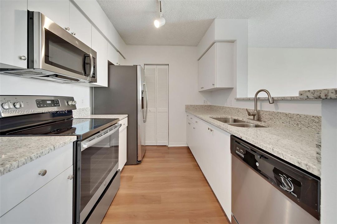 Active With Contract: $3,056 (1 beds, 1 baths, 928 Square Feet)