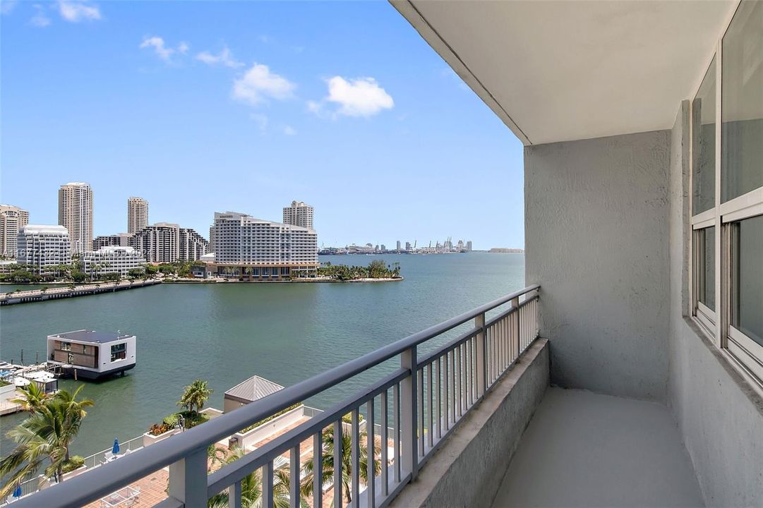 Active With Contract: $3,056 (1 beds, 1 baths, 928 Square Feet)