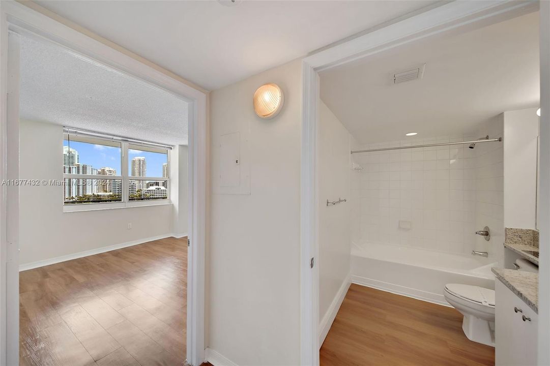 Active With Contract: $3,056 (1 beds, 1 baths, 928 Square Feet)