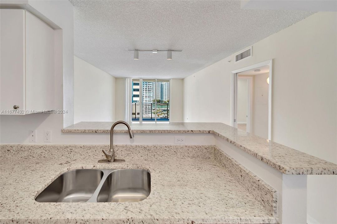 Active With Contract: $3,056 (1 beds, 1 baths, 928 Square Feet)