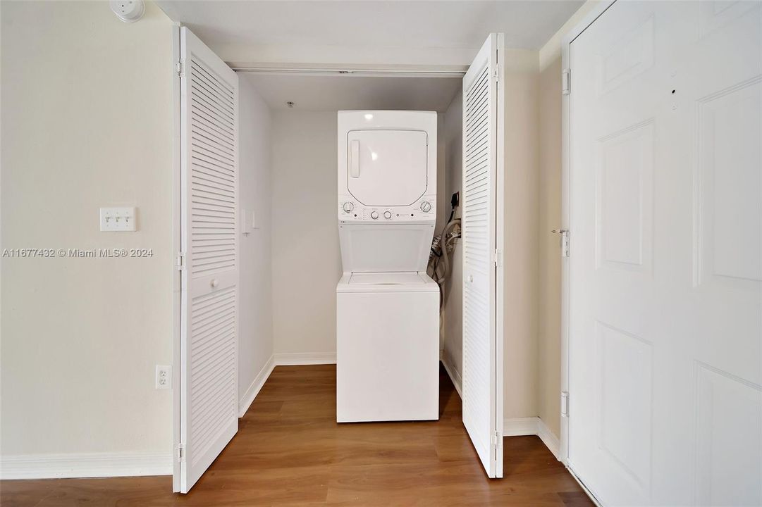 Active With Contract: $3,056 (1 beds, 1 baths, 928 Square Feet)