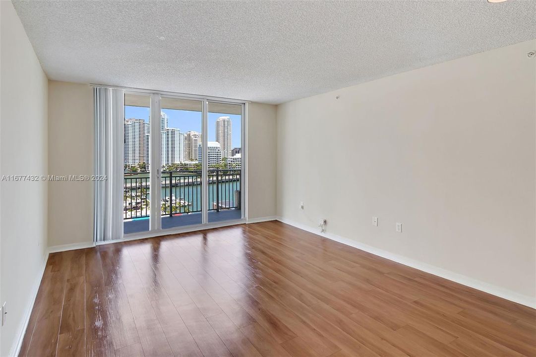 Active With Contract: $3,056 (1 beds, 1 baths, 928 Square Feet)