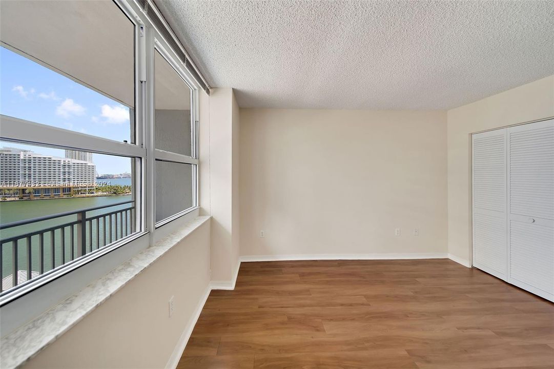 Active With Contract: $3,056 (1 beds, 1 baths, 928 Square Feet)