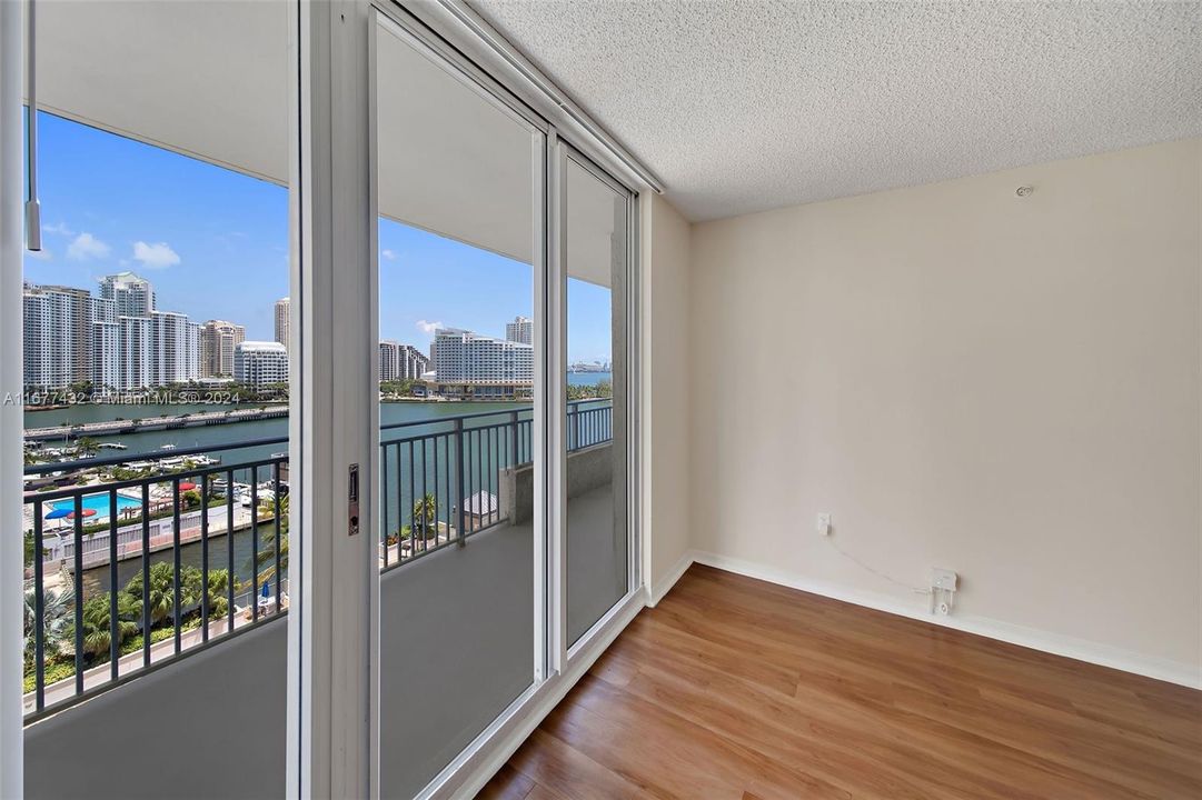 Active With Contract: $3,056 (1 beds, 1 baths, 928 Square Feet)